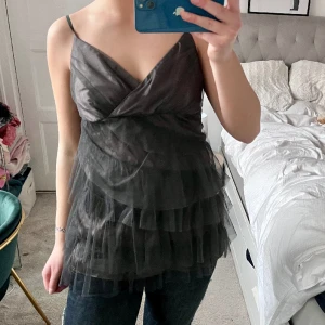 Topp!  - Så snygg topp med tyll och volanger!