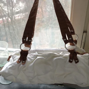 Vit väska - En fin liten väska fickor och utrymme. 