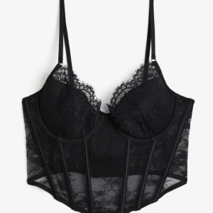 Vadderad spets bh - Säljer den här jättefina spets bh:n från hm som man också kan använda som topp💗 använd endast en gång, storlek 80B💕nypris 229kr, jag säljer för 100kr + frakt🥰skriv för fler bilder🫶🏼