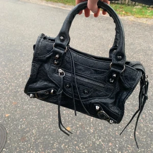 Liknande Balenziaga  - Startar budgivning här efter ett tag eftersom de inte gick på den förra. Inte helt säker på att sälja utan de beror på vilket pris de landar på, tryck inte på köp nu ❤️ Bud ligger på 780kr Budgivningen slutar 5 februari 