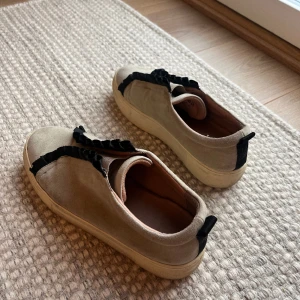 K. Cobler skor - K. Cobler skor inköpta för 999kr. I använt men bra skick! Inte fullt så mörka i färgen, på bild 3 ser man färgen bäst. 