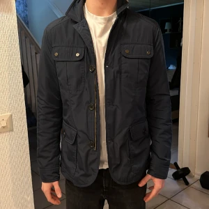 Riley//Field jacka - Säljer min field jacka som är i bra skick 9/10. Den är lite för liten och jag är 181 så passar folk från 175-180. Ny kostar den ca 3000 så ni gör en bra deal. Skriv för frågor. 