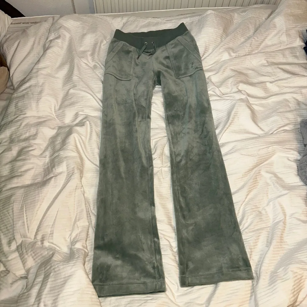 Strl Xs. Jättefint skick! Mjuka och silverdetaljerna är kvar. Första och andra bilder ger mest rättvisa på färgen.. Jeans & Byxor.