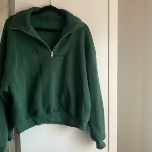 Grön zipsweatshirt från Gina tricot i storlek s. Använd fåtal gånger och därför väldigt mjuk inuti fortfarande!