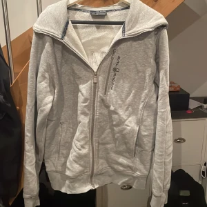 SAIL RACING ZIP HOODIE  - Använd ett antal gånger säljes för att jag ej använder. Storlek Medium 