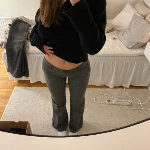 Gråa kostymbyxor med låg midja - Skit snygga! Står att de är storlek 38, men skulle säga 32. I vintage modell🙌🏽 Är 161 cm lång, mått 35x80 cm 