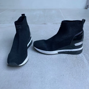 Michael Kors skor - Snygga skor! Pris kan diskuteras❤️ Hittar inte storleken i skorna men tror att de är 37.