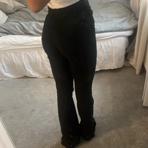 Jeans  - Svarta jeans som är modellen ”Molly slit jeans” Från Gina. De är varken urtvättade eller skadade på något vis. Skriv för fler bilder, pris kan även diskuteras. OBS! Det domsagt inte byxorna de är fläckar på, det är spegeln som är smutsig!🫣