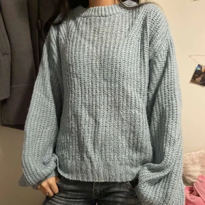 Blå stickad tröja - Blå stickad tröja som är använd några gånger men märket är Gina tricot🥰storlek xs men passar alla storlekar 