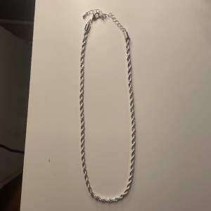 Halsband/kedja i fejksilver⛓️🗿 49 cm som längst, 40,5 cm som kortast.