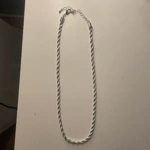 Halskedja - Halsband/kedja i fejksilver⛓️🗿 49 cm som längst, 40,5 cm som kortast.
