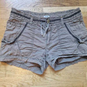 Shorts med knytning - Stora fickorfram och bak.