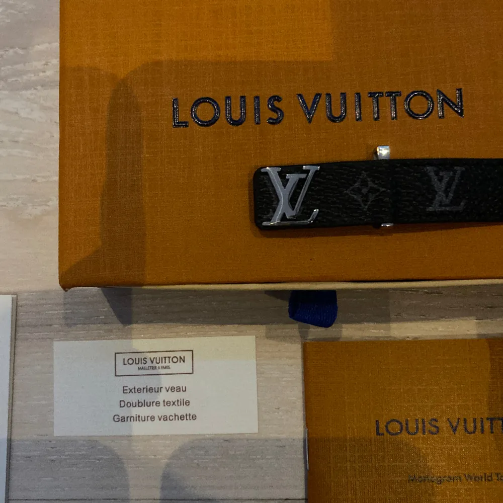 LOUIS VUITTON läder armband, helt Ny. Om köpet går snabbt så får ni med butikspåsen. Kan diskutera priset. Om ni har frågor skriv gärna i Dm.. Accessoarer.