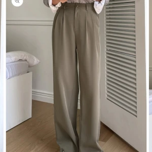 Kostym byxor - Sköna kostym/fin byxor men lite "luftigare". Samma modell som första bilden men annan färg (se bild 2). Används inte då de är alldeles för stora på mig, är storlek S men passar nog mer M. Skriv om ni vill ha mer info!