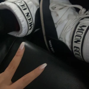 Svartvita MOONBOOTS  - Jag säljer min fina moonboots då dem inte har kommit till användning. Har använt dem ett fåtal gånger men dem är i väldigt fint skick. Om du är intresserad tveka inte på att köpa.💗💗