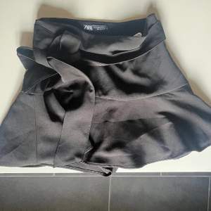 jättesöt kjol från zara som man knyter där bak med rosett, inbyggda shorts dessutom🧡🧡