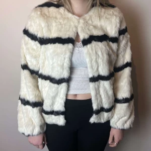 Vit/svart randig kappa - Unikt fin jacka! Perfekt till vårgarderoben🌸