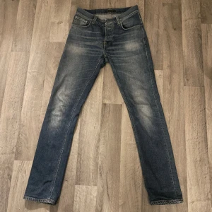 Nudie jeans Grim tim - Riktigt feta nudie jeans i modellen grim tim. Använd 2 gånger och insett att de är alldeles för stora för mig så har bestämt mig för att sälja, väldigt fint skick då dom nästan aldrig används. Hör av dig vid frågor!