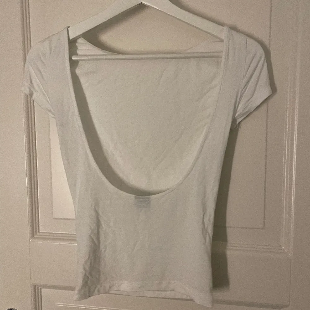 T-shirt med öppen rygg från Gina, endast använd 2 gånger 💕. T-shirts.