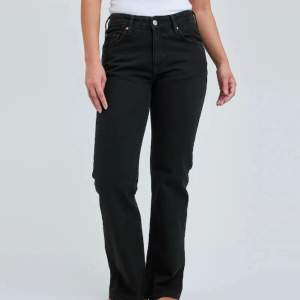 Säljer dessa snygga low Stright jeans ifrån Bikbok i storlek W25 L32💕 Dom är ganska använda och har blivit lite gråa och krympt lite i tvätten! 