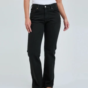 Jeans - Säljer dessa snygga low Stright jeans ifrån Bikbok i storlek W25 L32💕 Dom är ganska använda och har blivit lite gråa och krympt lite i tvätten! 