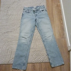 Jeans - Ett par jeans som ej kommer till användning. Från lager 157 och är i gott skick. Lite slitna vid benet som man ser i bild 3. Storlek xs. Jeansen är raka i modellen. Köparen står för frakten!