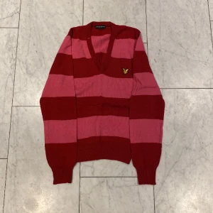 Lyle and Scott vintage tröja - Säkjer en lyle and scott vintage tröja i toppskick, storlek S.