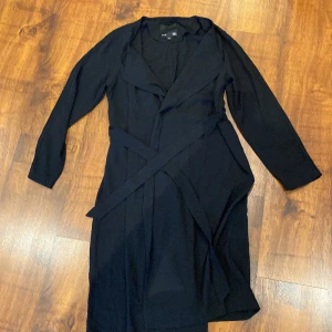 Tunn kappa i strl M - En svart tunn jacka i strl M från lager157. Väldigt lite använd. 