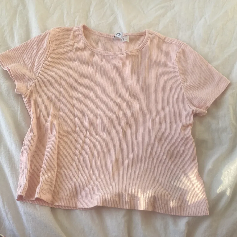 Säljer min söta rosa tröja då den inte kommer till användning men i mycket fint skick. ( den är mycket liten för sin storlek, och skulle säga att den sitter bra på mig och jag är XS,S). T-shirts.