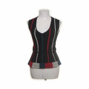 Pepplumtopp - Svart topp med röda, gröna och vita detaljer, i mycket bra skick utan tecken på användning🌸