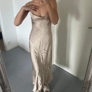 Klänning  - Populär klänning från zara, helt slutsåld🤍