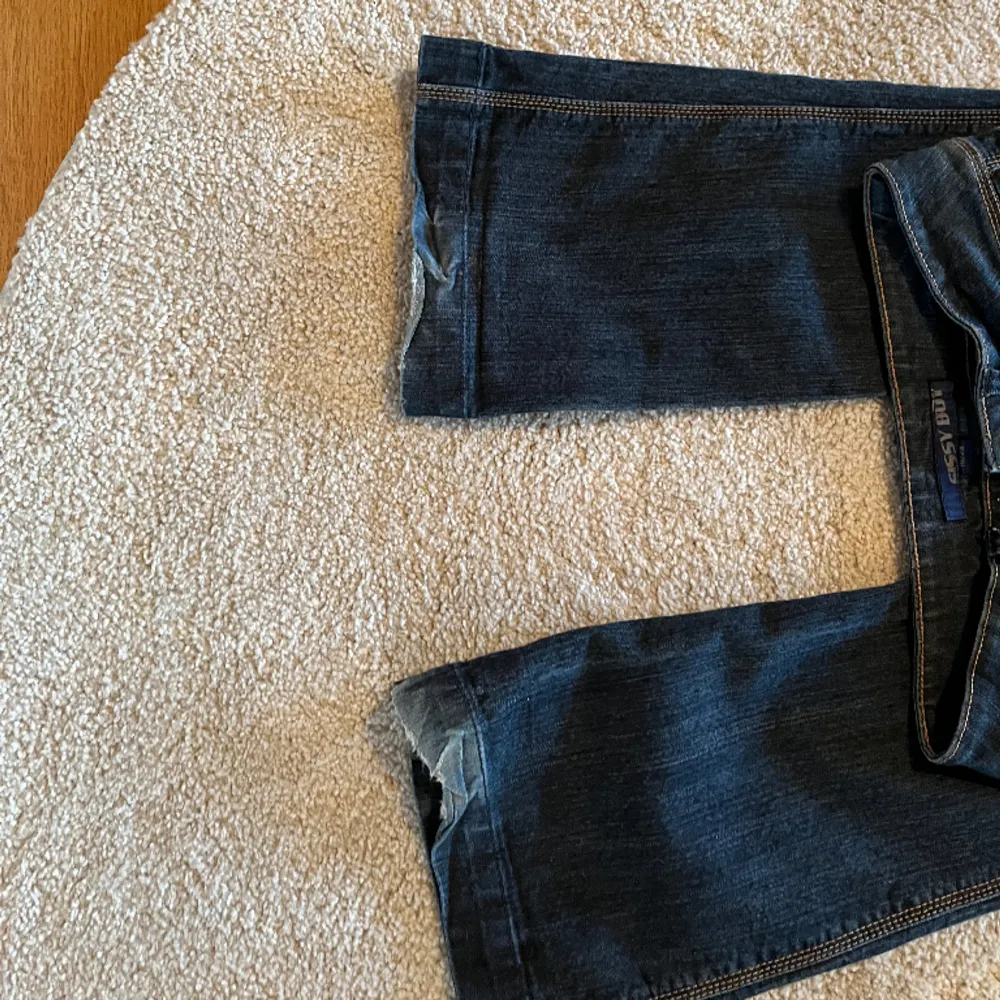 Super snygga lådmidjade jeans! Lite upptrampade. Midja: 38 innerben: 83 ytterben: 100. Använd gärna köp nu❤️. Jeans & Byxor.