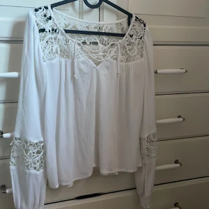 Blus - Jätte gullig blus som är köpt på sellpy men är från hollister. Jätte många fina detaljer(smörerna går att skjustera) jag själv har aldrig använt den men överlag har den inga defekter och ser ut som ny (pris går att diskutera)