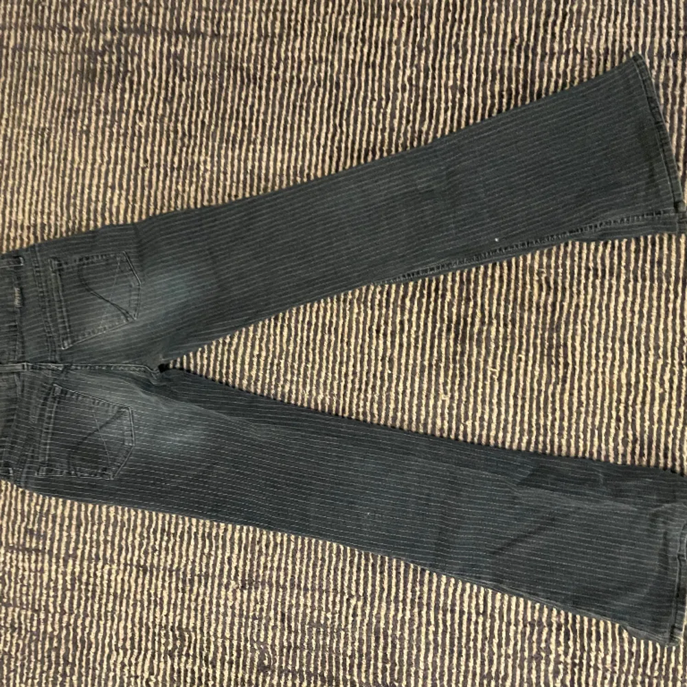 lågmidjade flare jeans med randigt mönster! sjukt snygga men har blivit försmå för mig. Jeans & Byxor.