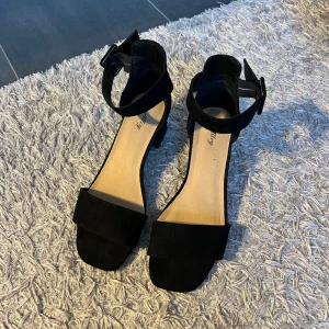 Svarta klackskor  - Svarta stilrena låga klackskor som passar till allt, tyvärr så är dem lite små för mig men såå fina! Köpta på dinsko. 5 cm klack och är väldigt lätta att gå i! 