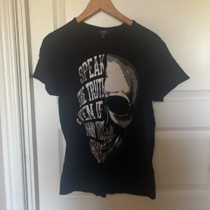 Svart T-shirt med print  - Vanlig svart T-shirt med print där det står ”speak the truth even if your voice shakes”  Välanvänd men ändå i bra skick. Köpare står för frakt 