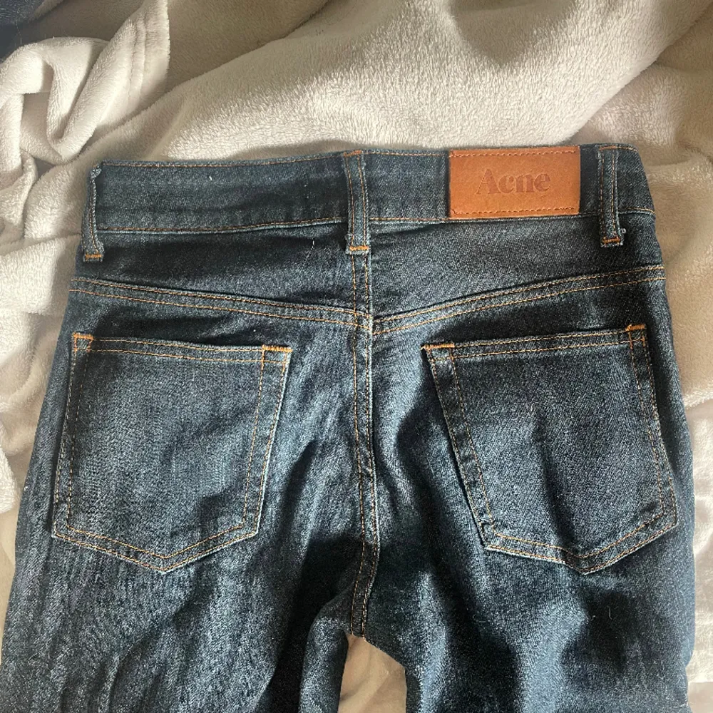 Supersnygga jeans från Acne❤️‍🔥 Storlek 26/32 men små i storleken, passar snarare en 24 eller 25. Slim modell, super skick! 💕. Jeans & Byxor.