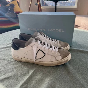 Philippe model skor - Säljer nu minna skor då ja inte använder dom längre. Köpt från minto kvitto fins Storlek 43 box medföljer. Priset är 2400kr. Vid snabb affär kan ja tänka mig gå ner lite i pris. Vid frågor och fler bilder är det bara att höra av dig till mig.