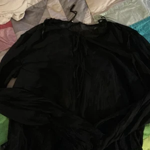 Weekday-linne,spets  - Ett fint spets linne från weekday som jag aldrig har gillat på riktigt!! Typ medium men åxo small!?