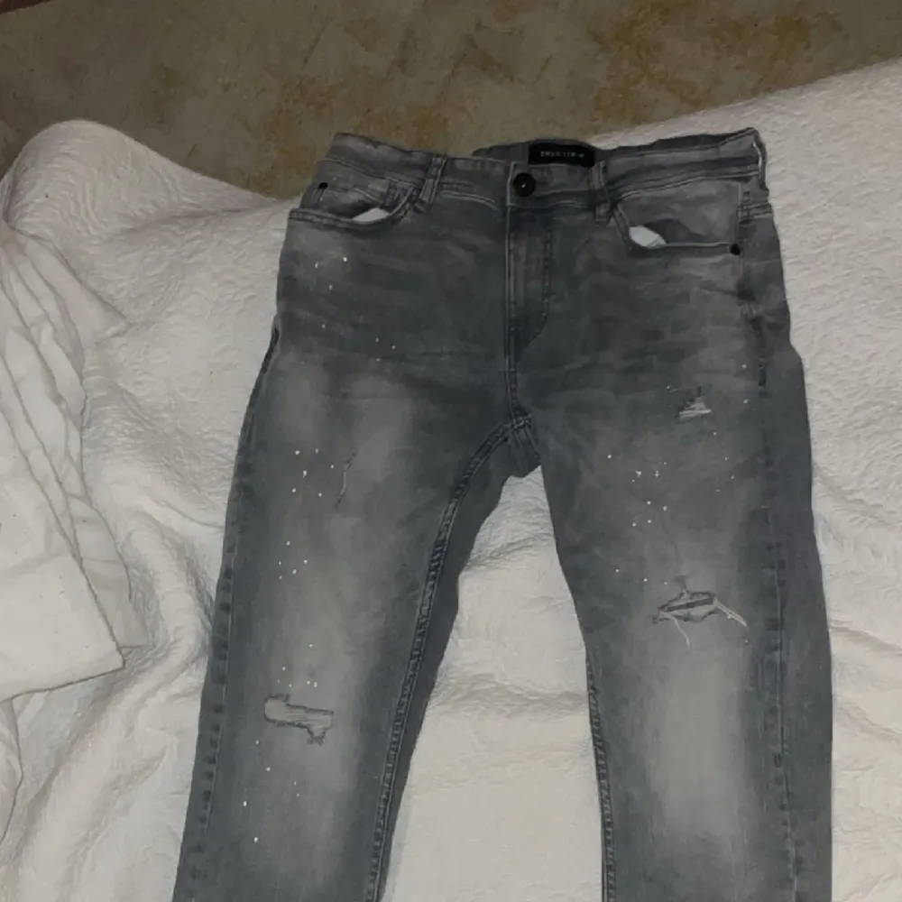 För snygga jeans, glömt bort vart dom är ifrån, men minns att priset låg mellan 500 till 600. Jeans & Byxor.