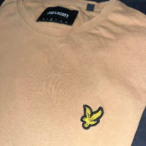 LYLE & SCOTT T-Shirt brun - Skick 10/10, storlek M, brun, använd i ca 1 månad, ordinarie pris 400kr