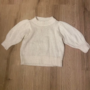 Stickad tröja - Stickad tröja från Zalando i storlek S. Köpt den via plick, men på grund av att den var för liten för mig så säljer jag den vidare till någon som har mer användning för den