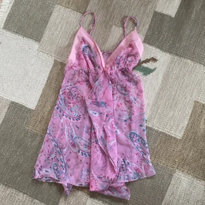 2000s topp - Y2k om nåt! 😍😍 Gissar att den är från 2000 talets gamla Gina tricot. Passar S-XS Mamma Mia vibes 