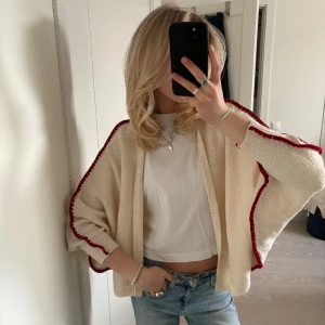 Kofta/ poncho - Så sjukt fin kofta/ poncho från mango med langettstygn längst kanterna😍 använd en gång 