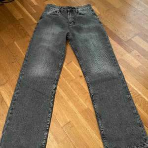 Säljer dessa helt nya jeans från shein. Fick hem dom igår men tyvärr för små. Storlek 36 i båda 🩷200 för båda 