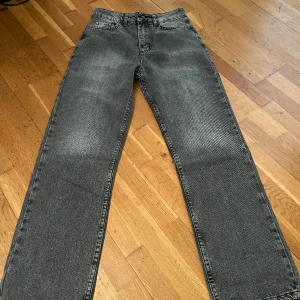 Jeans  - Säljer dessa helt nya jeans från shein. Fick hem dom igår men tyvärr för små. Storlek 36 i båda 🩷200 för båda 