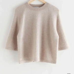 & Other stories tröja - Säljer mina populära tröja från & other stories då den inte kommer till användning. Använd ett fåtal gånger och är som nyskick. Storlek S