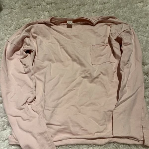 Ljusrosa tröja - En ljusrosa tröja från Uniq Young, med ficka på vänster sida. I storlek 146/152.