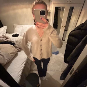 Zara kofta  - Söt zara koftan mohair, slutsåld och väldigt liten i storleken! Ungefär som en S 💕