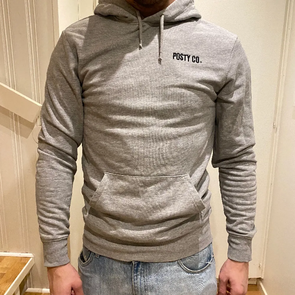 Grå hoodie från ”Posty CO”. Storlek XS. Bra skick. Köparen står för frakt.. Hoodies.